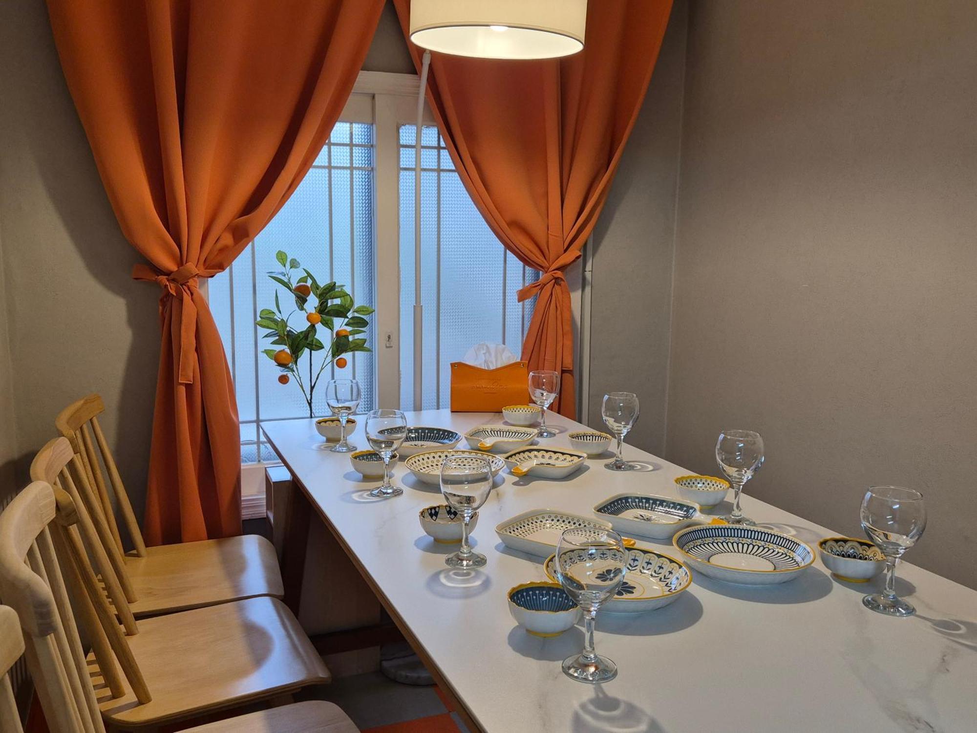 Villa Tangerine Hongdae Hongdae Street Hongik Station Yeontral Park 2 Minutes Dining Table For 8 People *