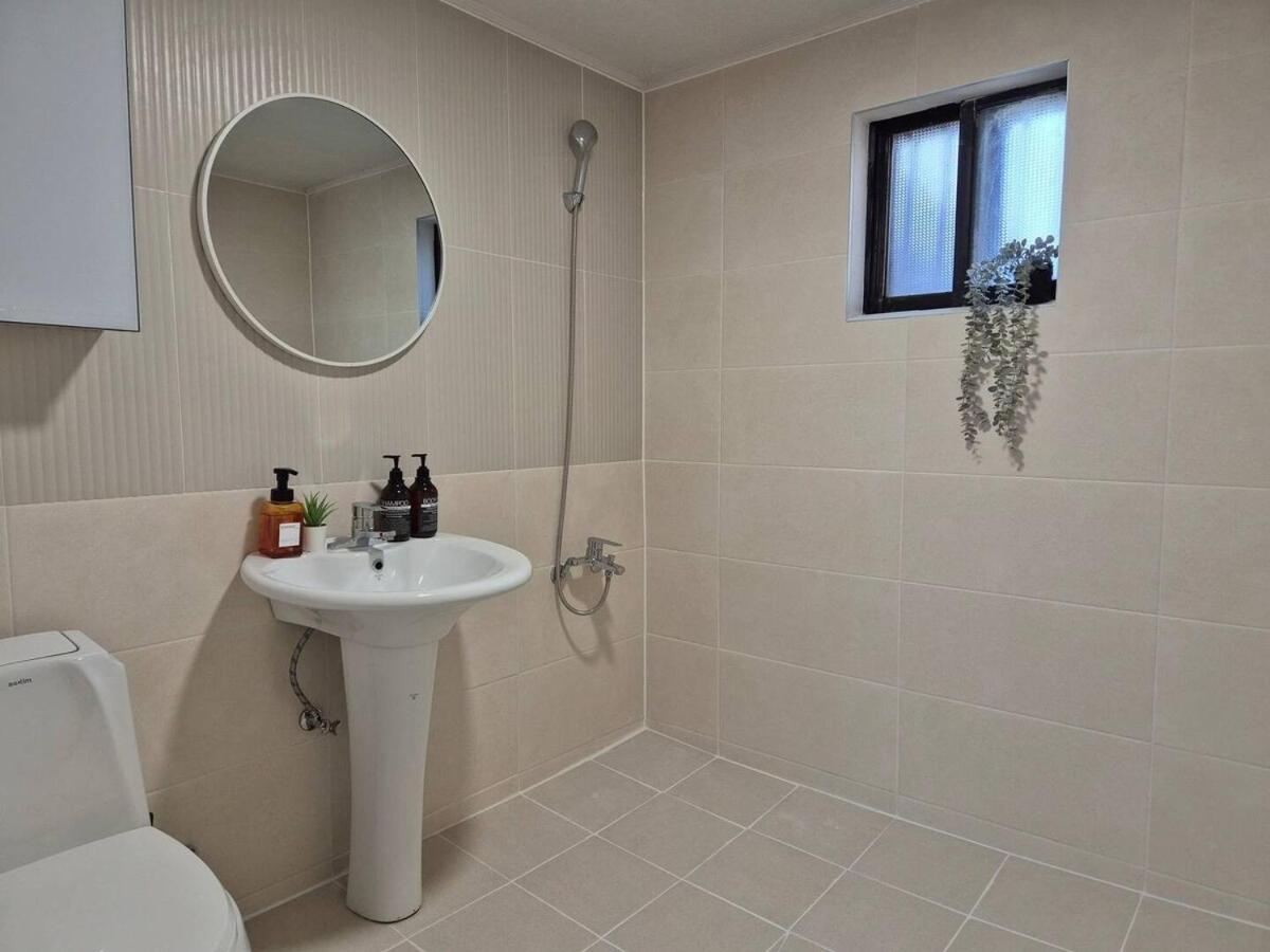 Tangerine Hongdae Hongdae Street Hongik Station Yeontral Park 2 Minutes Dining Table For 8 People Villa *