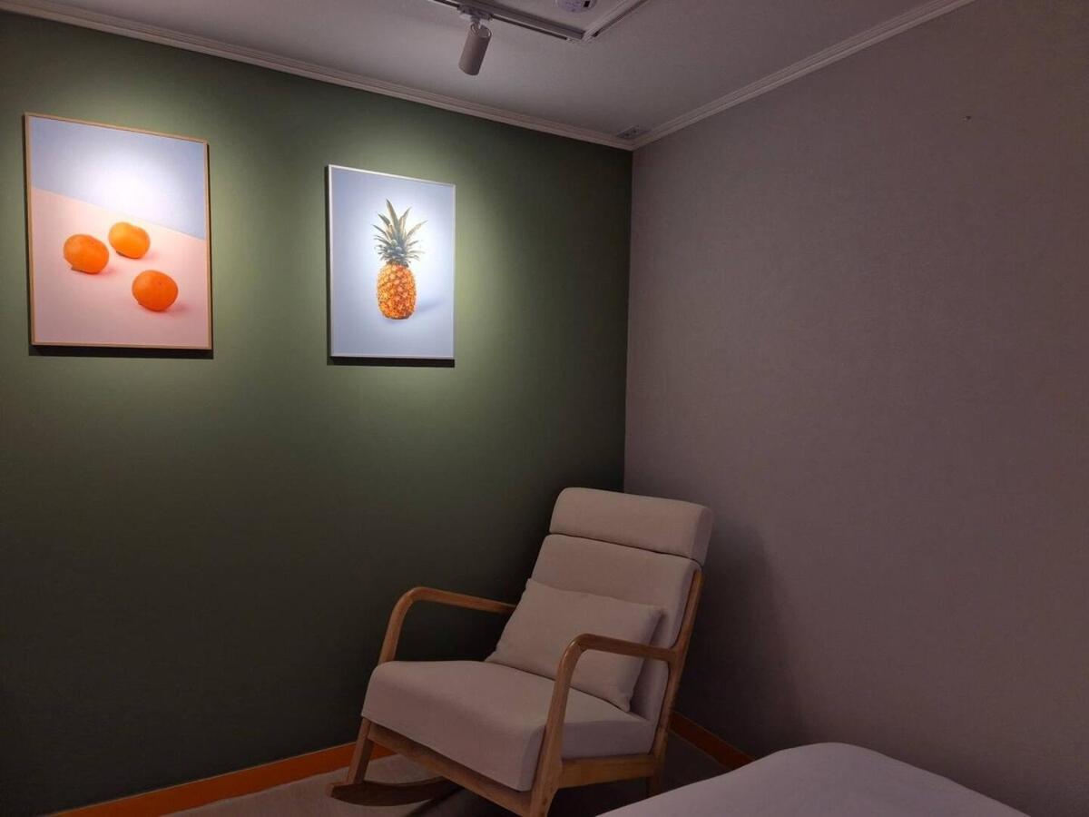 Villa Tangerine Hongdae Hongdae Street Hongik Station Yeontral Park 2 Minutes Dining Table For 8 People *