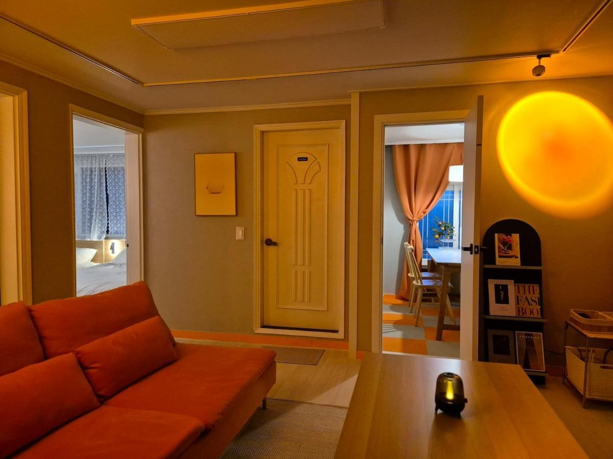 Tangerine Hongdae Hongdae Street Hongik Station Yeontral Park 2 Minutes Dining Table For 8 People *
