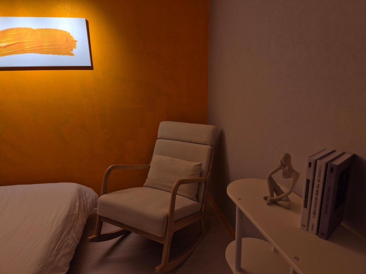 Villa Tangerine Hongdae Hongdae Street Hongik Station Yeontral Park 2 Minutes Dining Table For 8 People Seoul