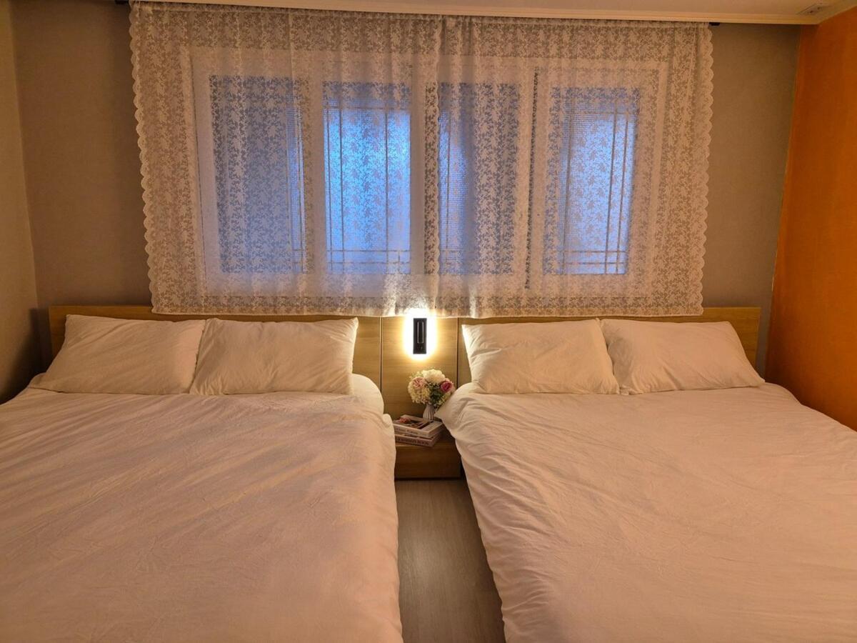 Villa Tangerine Hongdae Hongdae Street Hongik Station Yeontral Park 2 Minutes Dining Table For 8 People