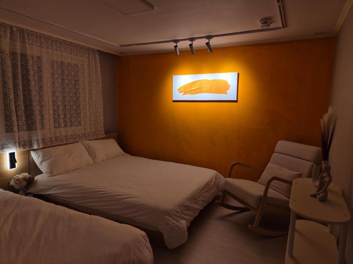 Tangerine Hongdae Hongdae Street Hongik Station Yeontral Park 2 Minutes Dining Table For 8 People Villa Seoul