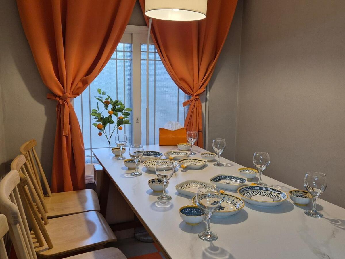 Tangerine Hongdae Hongdae Street Hongik Station Yeontral Park 2 Minutes Dining Table For 8 People Villa Seoul