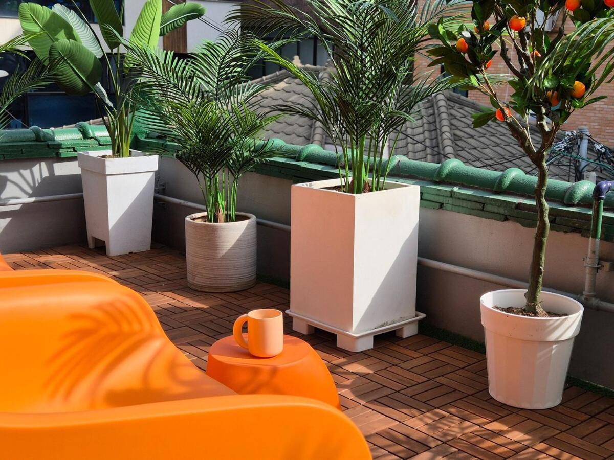 Tangerine Hongdae Hongdae Street Hongik Station Yeontral Park 2 Minutes Dining Table For 8 People Seoul