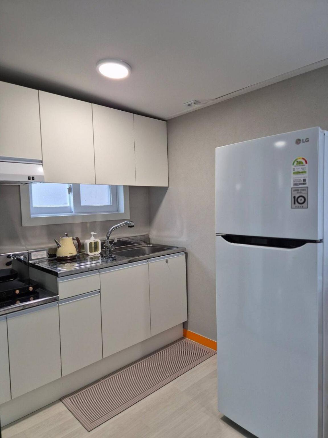 Tangerine Hongdae Hongdae Street Hongik Station Yeontral Park 2 Minutes Dining Table For 8 People * Seoul
