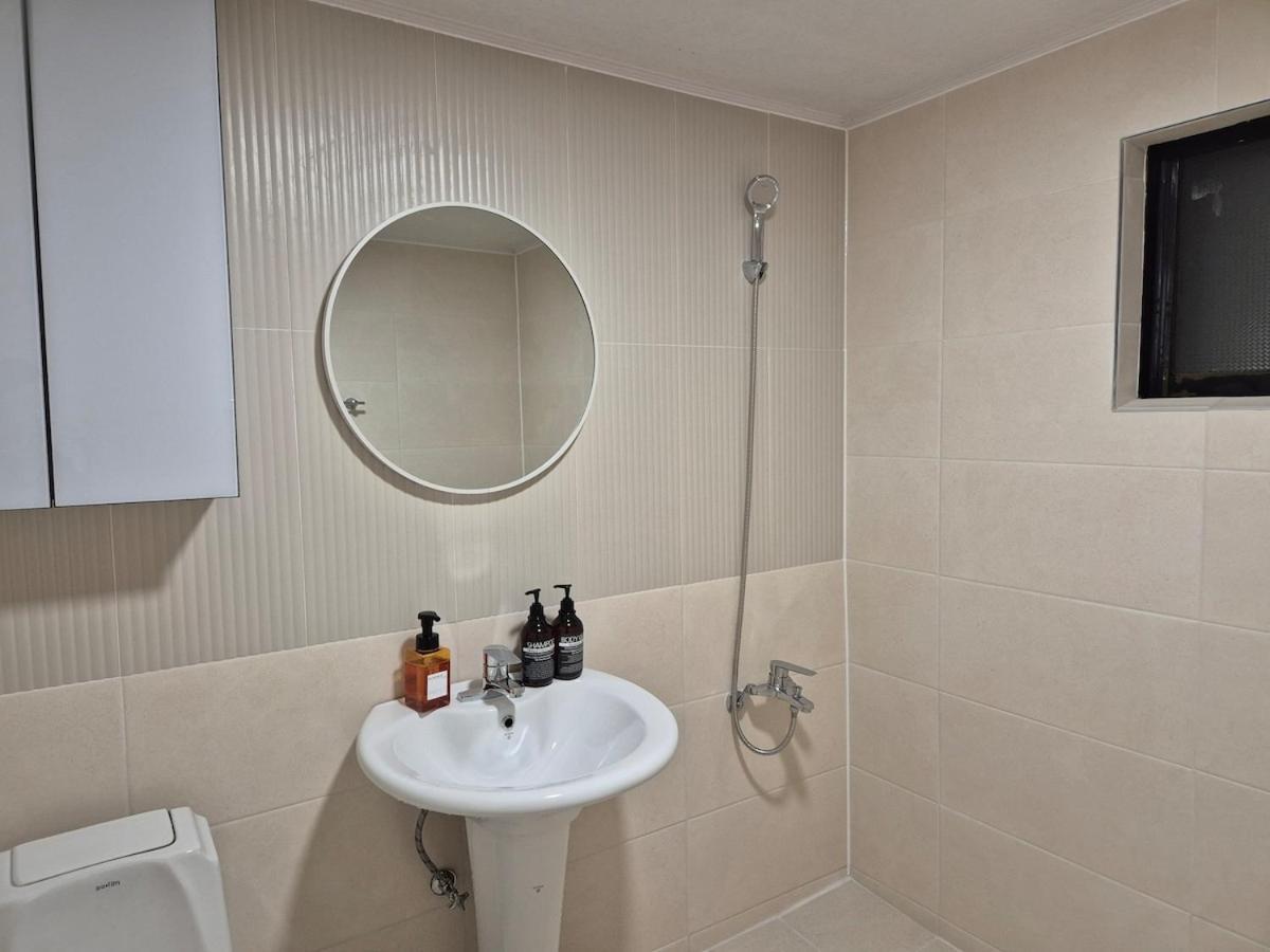Villa Tangerine Hongdae Hongdae Street Hongik Station Yeontral Park 2 Minutes Dining Table For 8 People Seoul