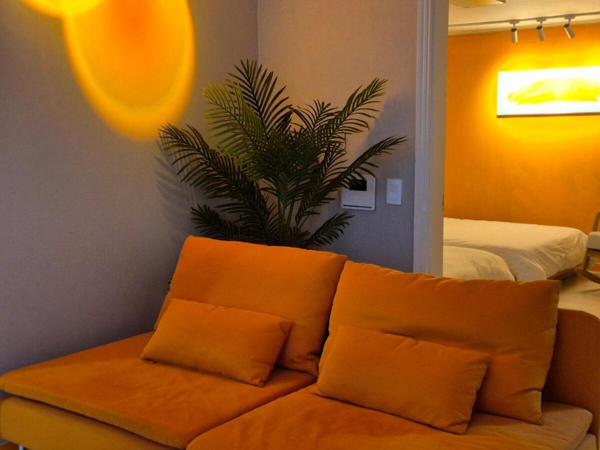 Tangerine Hongdae Hongdae Street Hongik Station Yeontral Park 2 Minutes Dining Table For 8 People Villa