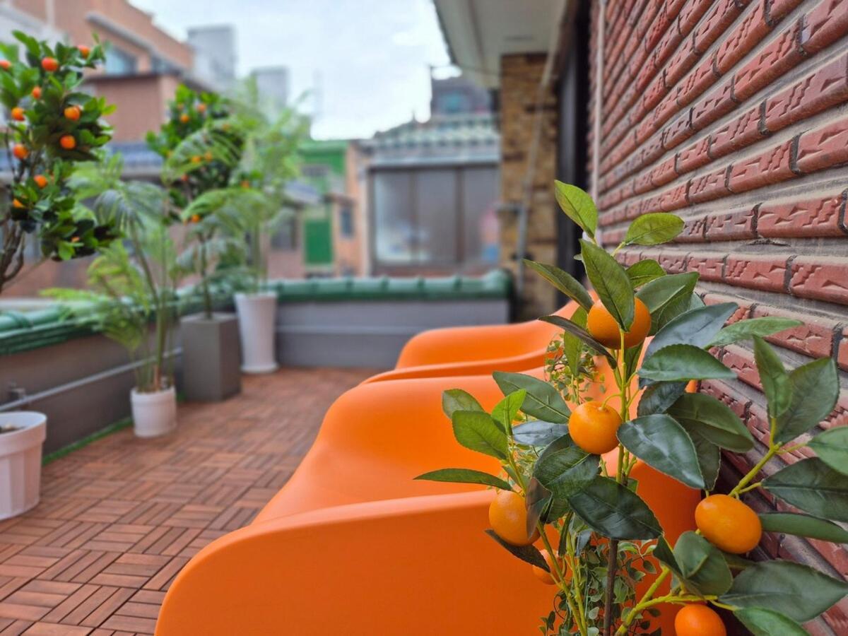 Villa Tangerine Hongdae Hongdae Street Hongik Station Yeontral Park 2 Minutes Dining Table For 8 People
