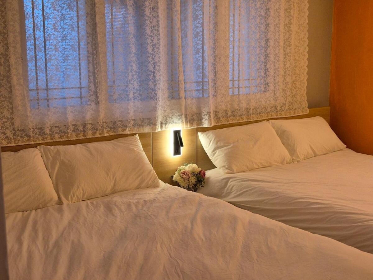 Tangerine Hongdae Hongdae Street Hongik Station Yeontral Park 2 Minutes Dining Table For 8 People Villa *