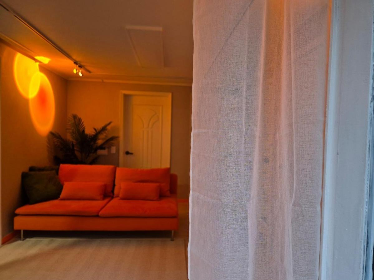 Tangerine Hongdae Hongdae Street Hongik Station Yeontral Park 2 Minutes Dining Table For 8 People Villa Seoul