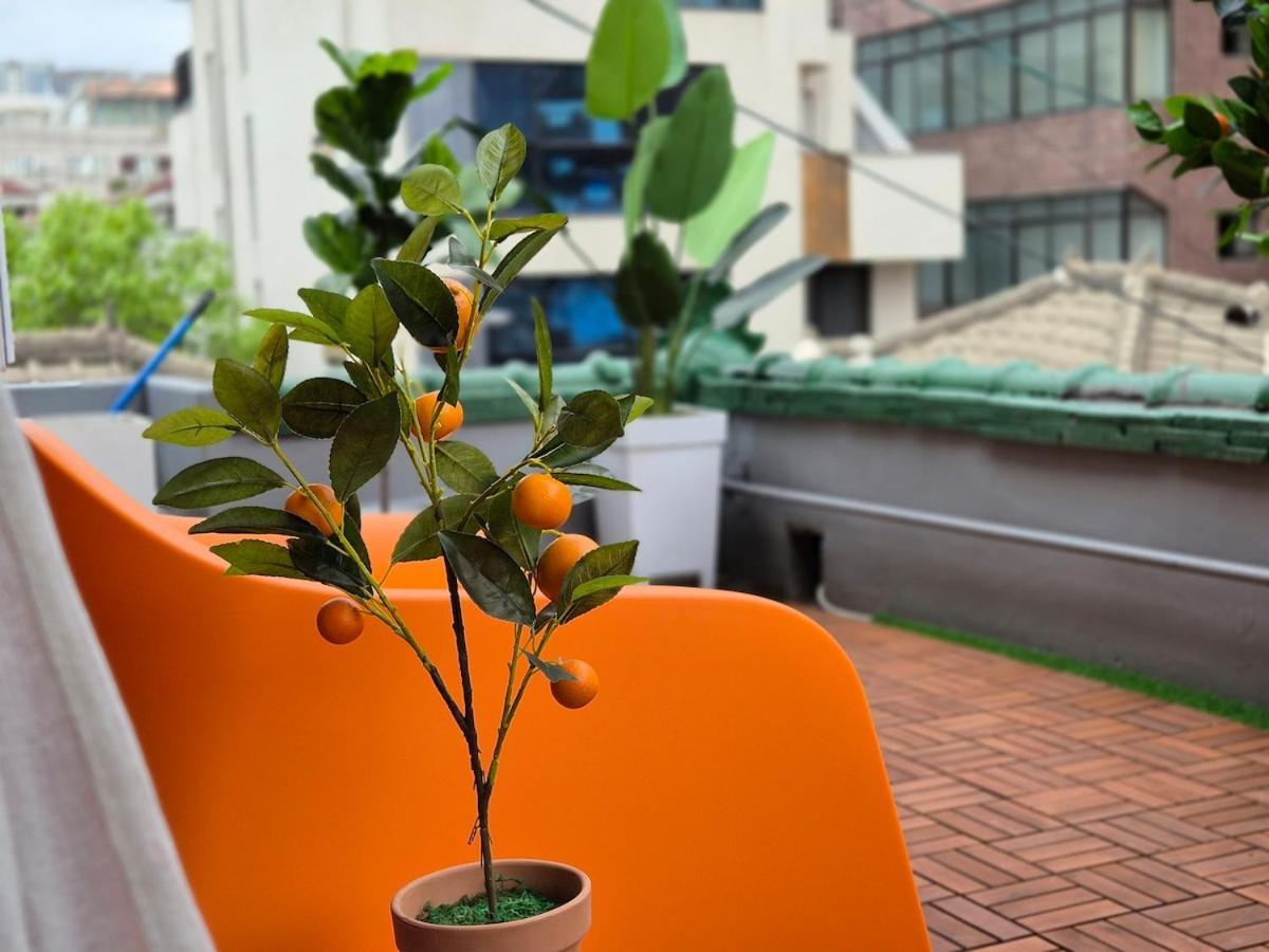Tangerine Hongdae Hongdae Street Hongik Station Yeontral Park 2 Minutes Dining Table For 8 People Villa