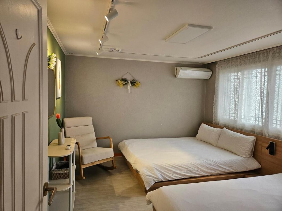 Villa Tangerine Hongdae Hongdae Street Hongik Station Yeontral Park 2 Minutes Dining Table For 8 People