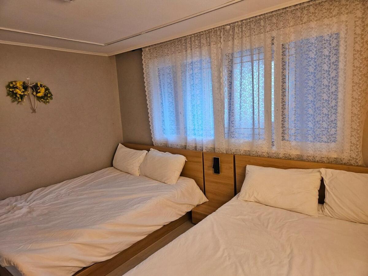 Tangerine Hongdae Hongdae Street Hongik Station Yeontral Park 2 Minutes Dining Table For 8 People Villa *