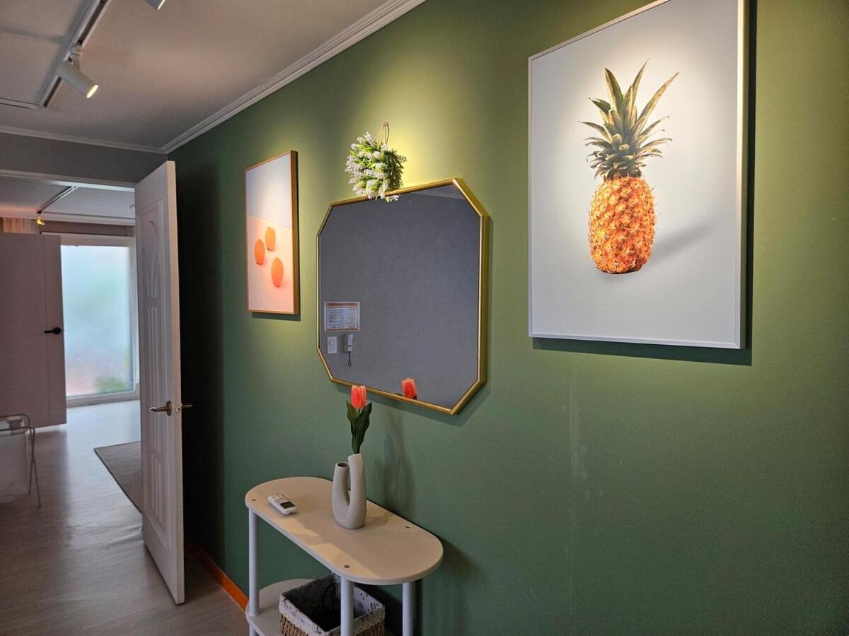 Tangerine Hongdae Hongdae Street Hongik Station Yeontral Park 2 Minutes Dining Table For 8 People Villa Seoul