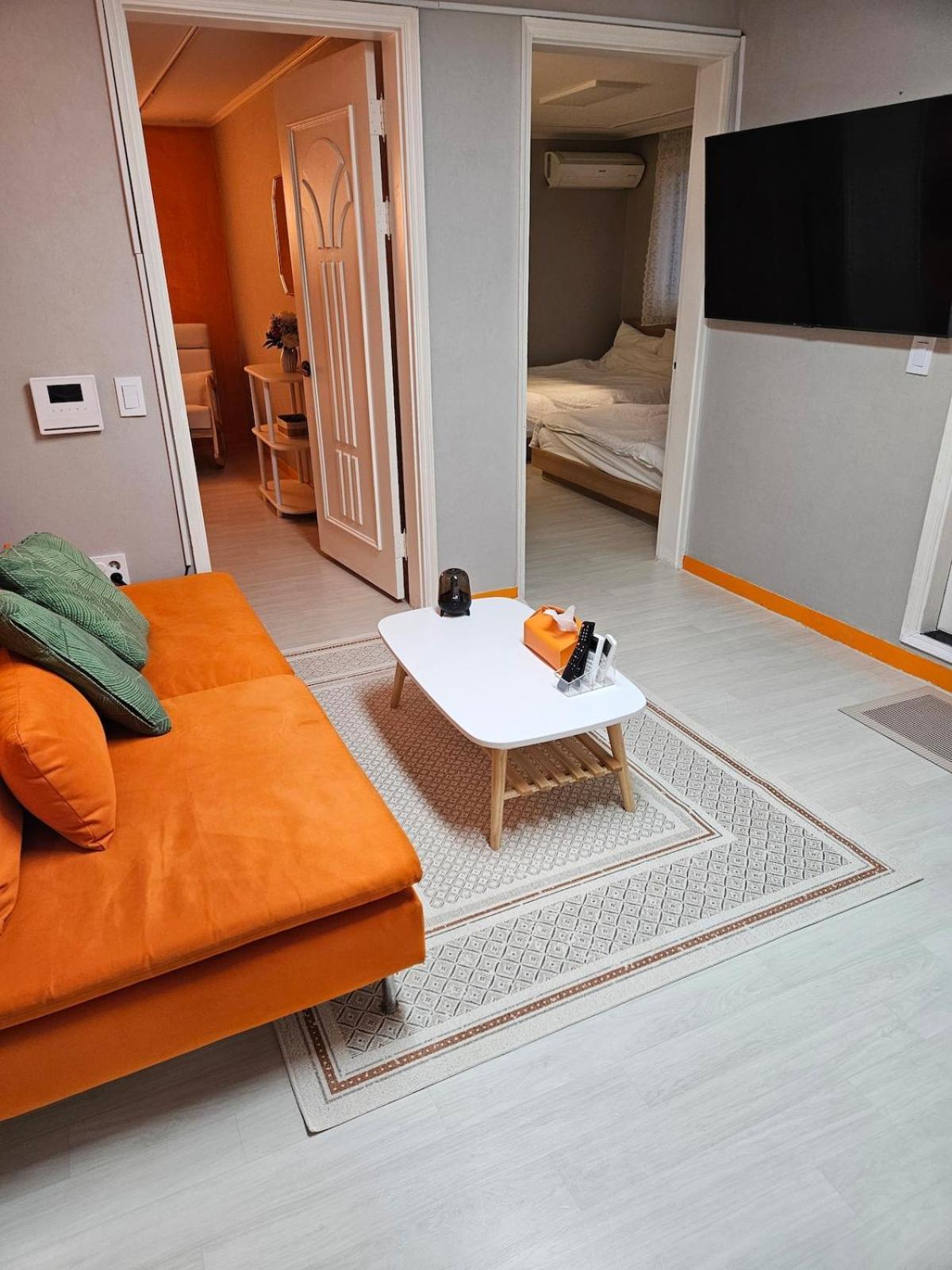 Villa Tangerine Hongdae Hongdae Street Hongik Station Yeontral Park 2 Minutes Dining Table For 8 People Seoul