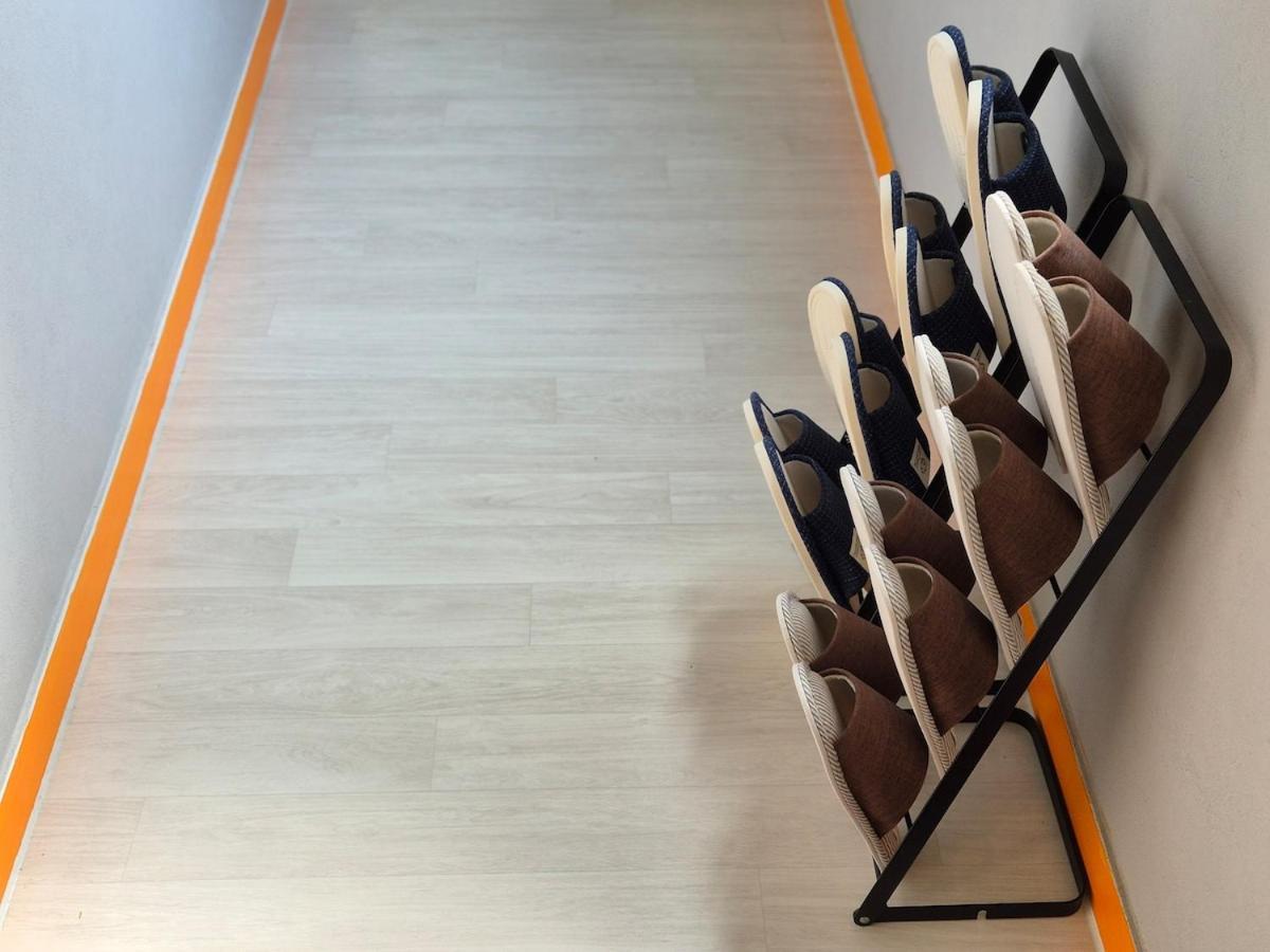 Tangerine Hongdae Hongdae Street Hongik Station Yeontral Park 2 Minutes Dining Table For 8 People * Seoul