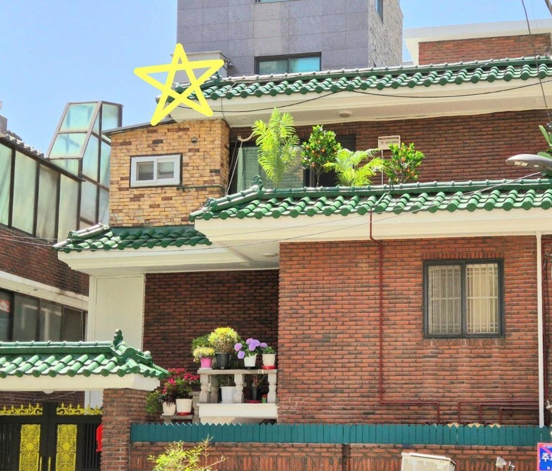 Tangerine Hongdae Hongdae Street Hongik Station Yeontral Park 2 Minutes Dining Table For 8 People