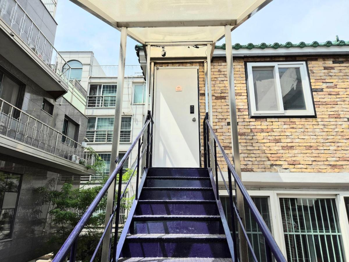 Tangerine Hongdae Hongdae Street Hongik Station Yeontral Park 2 Minutes Dining Table For 8 People Villa