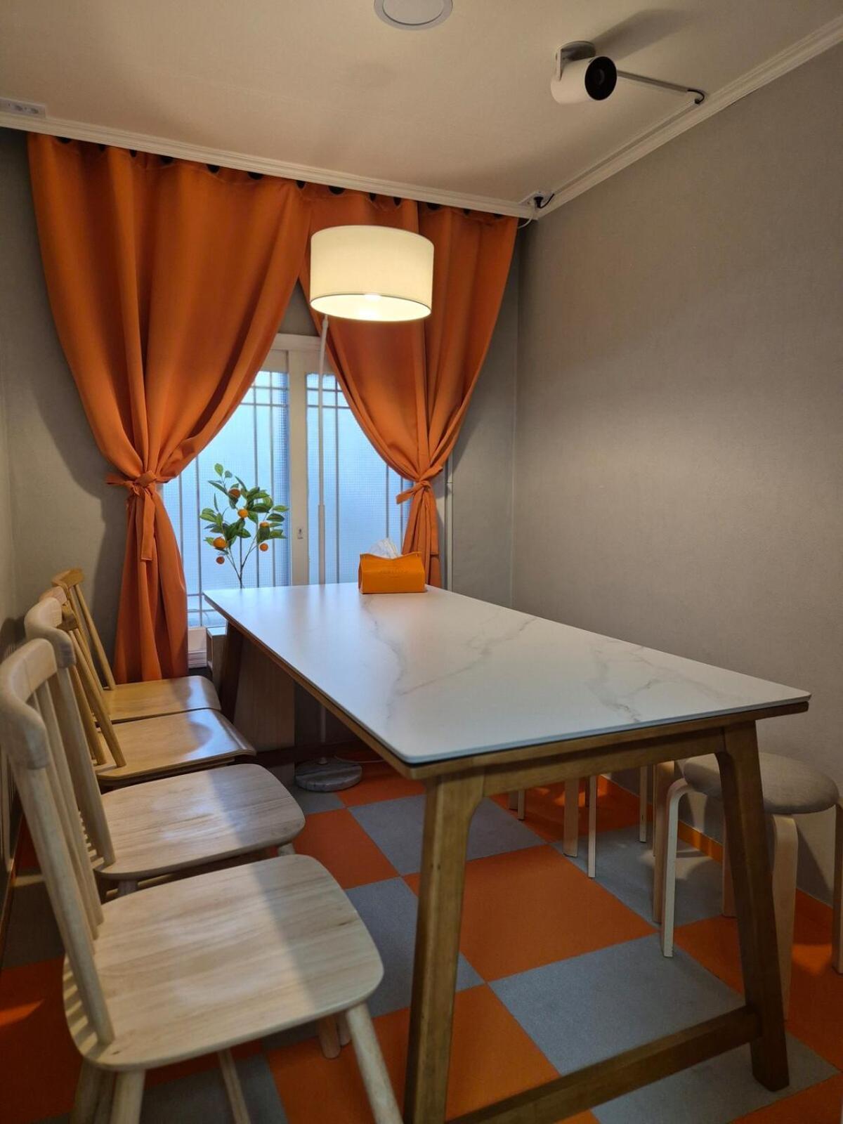 Tangerine Hongdae Hongdae Street Hongik Station Yeontral Park 2 Minutes Dining Table For 8 People Villa *