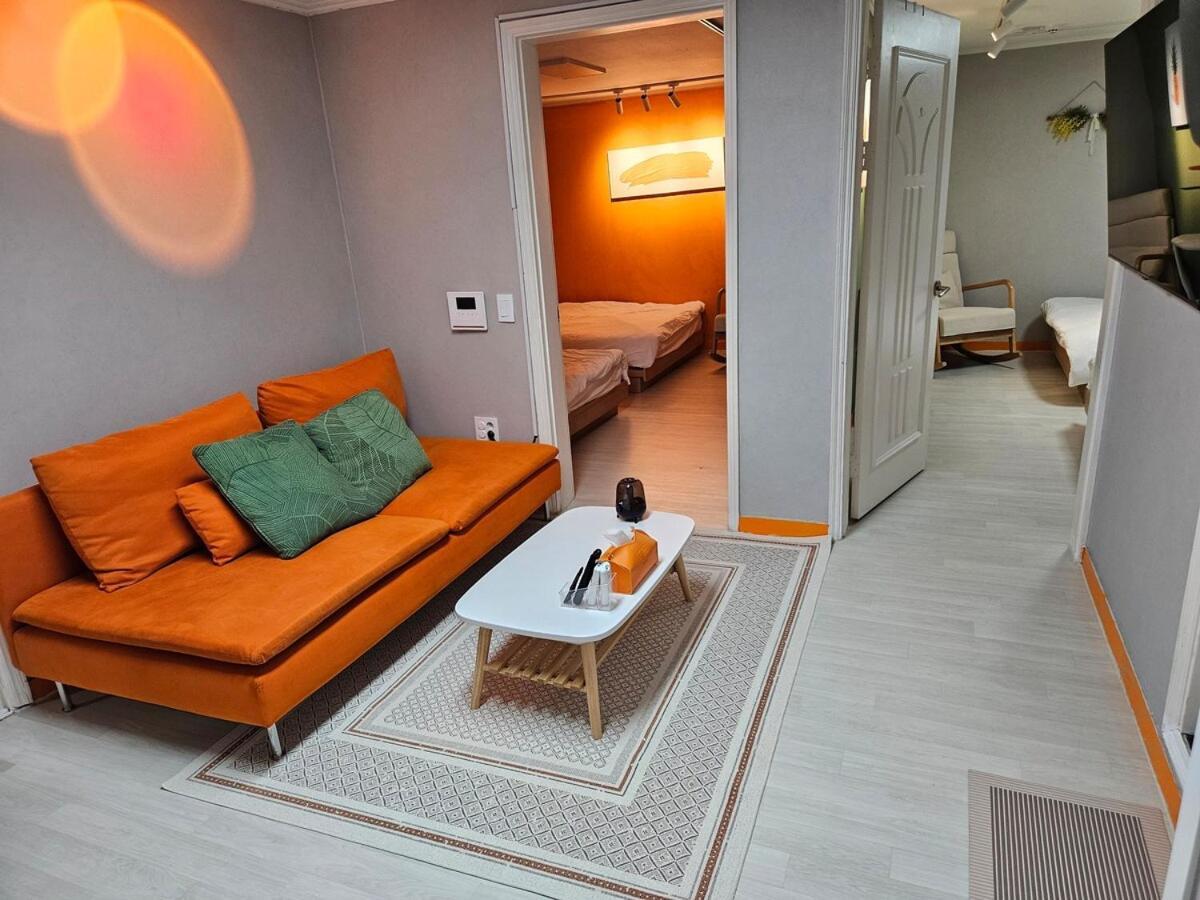 Villa Tangerine Hongdae Hongdae Street Hongik Station Yeontral Park 2 Minutes Dining Table For 8 People *