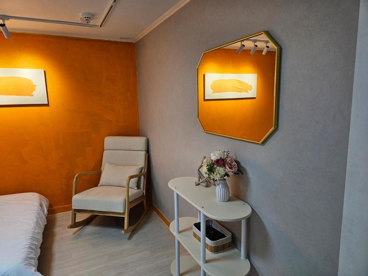 Tangerine Hongdae Hongdae Street Hongik Station Yeontral Park 2 Minutes Dining Table For 8 People Villa Seoul