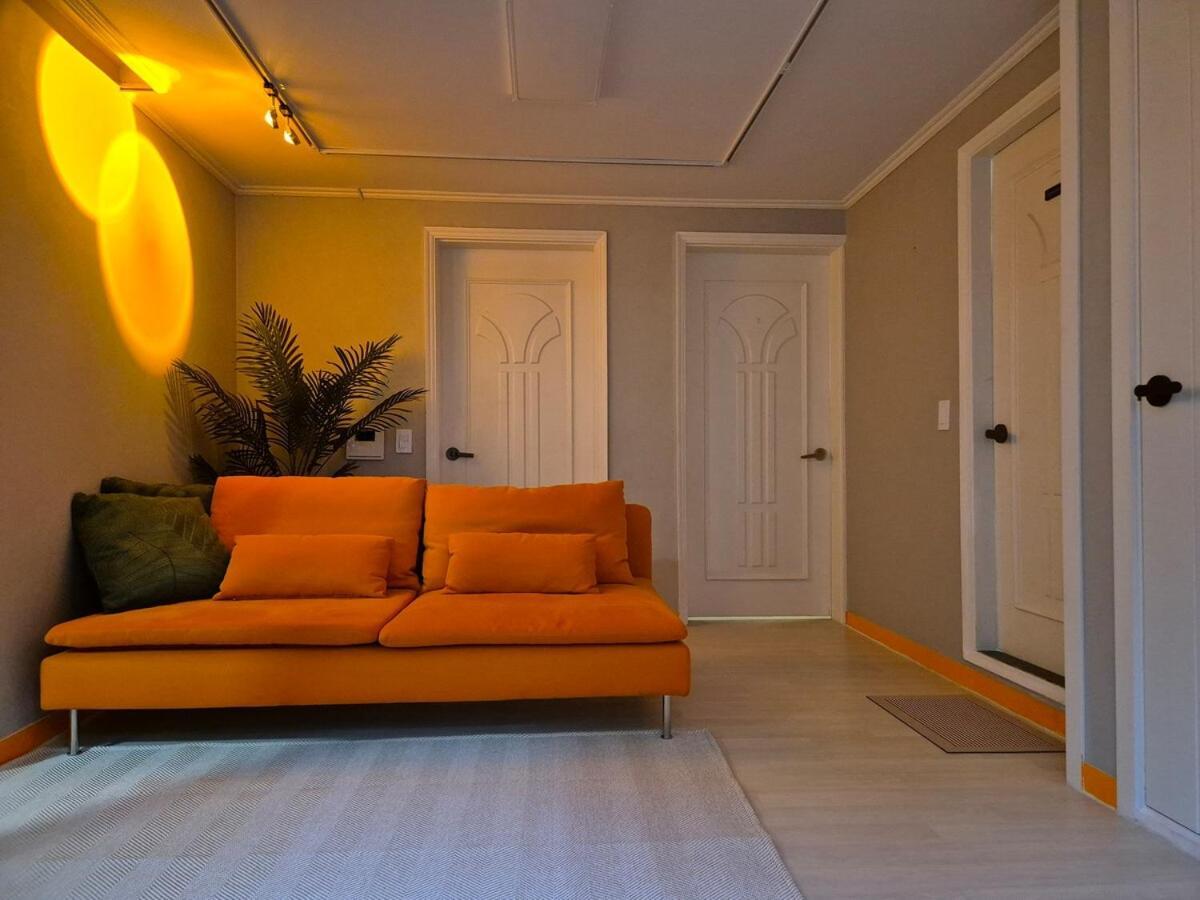 Villa Tangerine Hongdae Hongdae Street Hongik Station Yeontral Park 2 Minutes Dining Table For 8 People