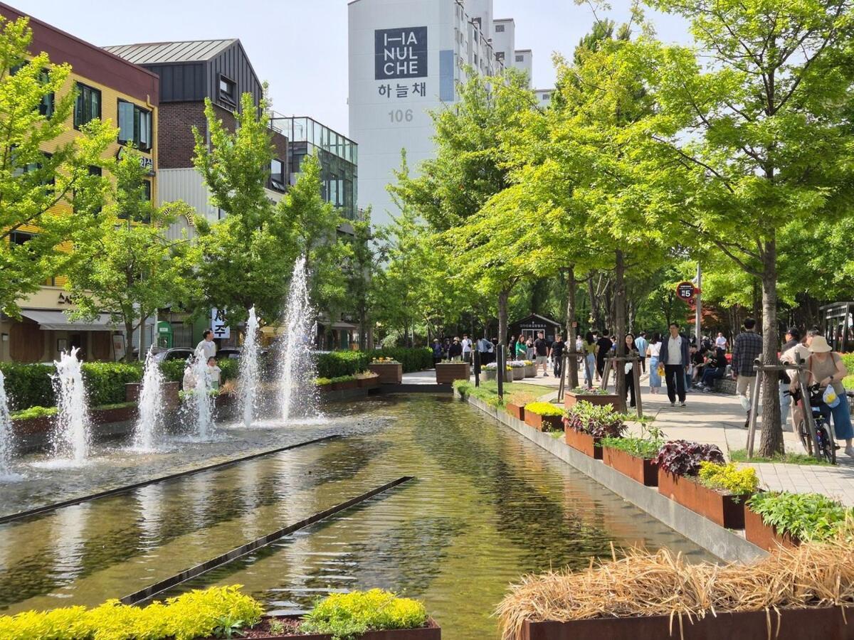 Tangerine Hongdae Hongdae Street Hongik Station Yeontral Park 2 Minutes Dining Table For 8 People Villa *