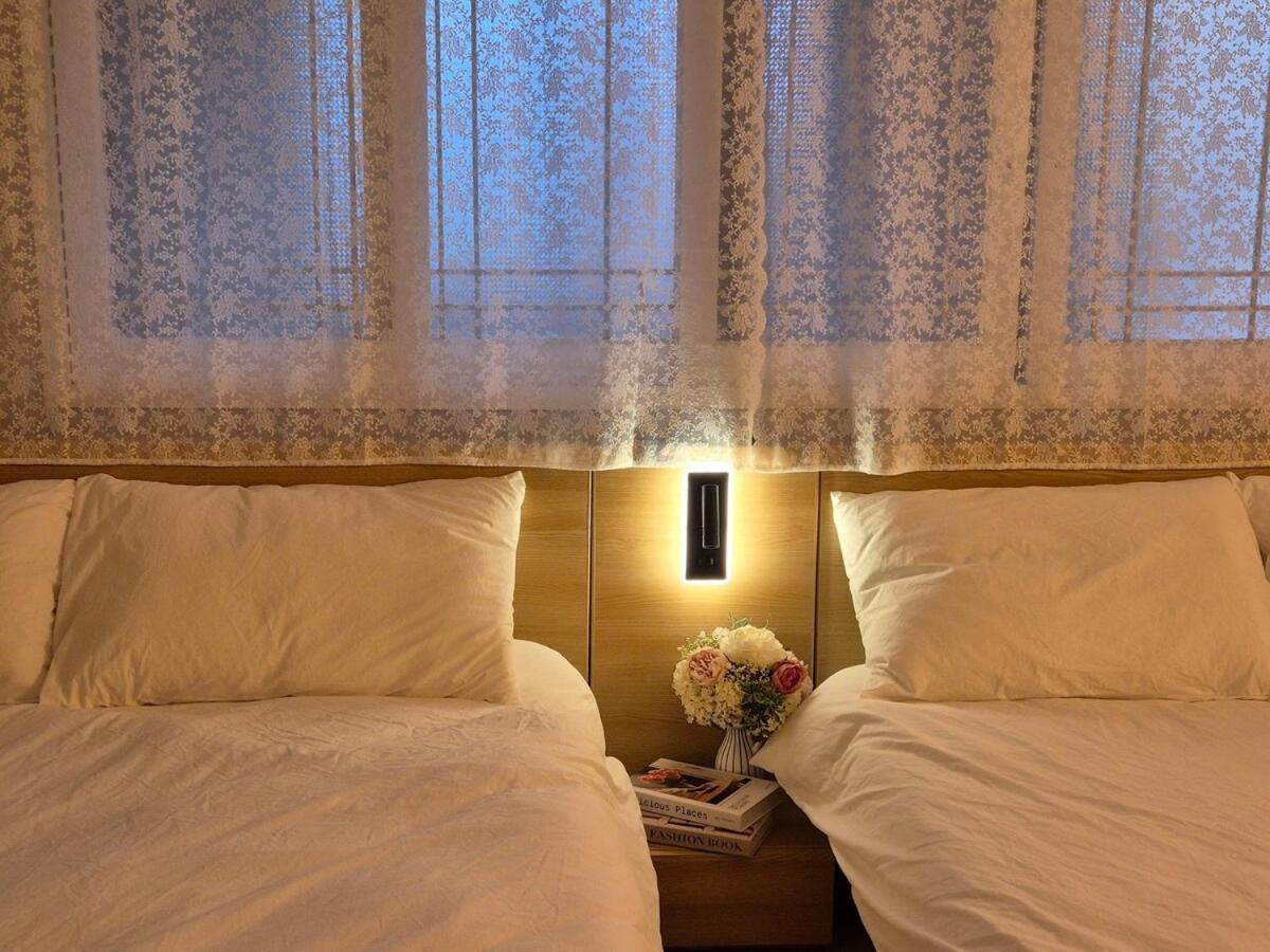 Villa Tangerine Hongdae Hongdae Street Hongik Station Yeontral Park 2 Minutes Dining Table For 8 People *