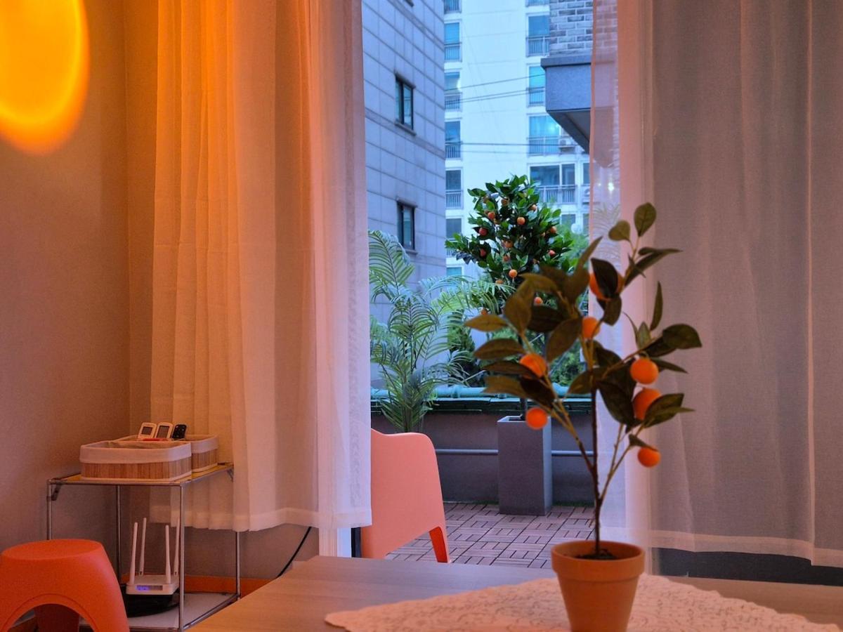 Tangerine Hongdae Hongdae Street Hongik Station Yeontral Park 2 Minutes Dining Table For 8 People Villa Seoul