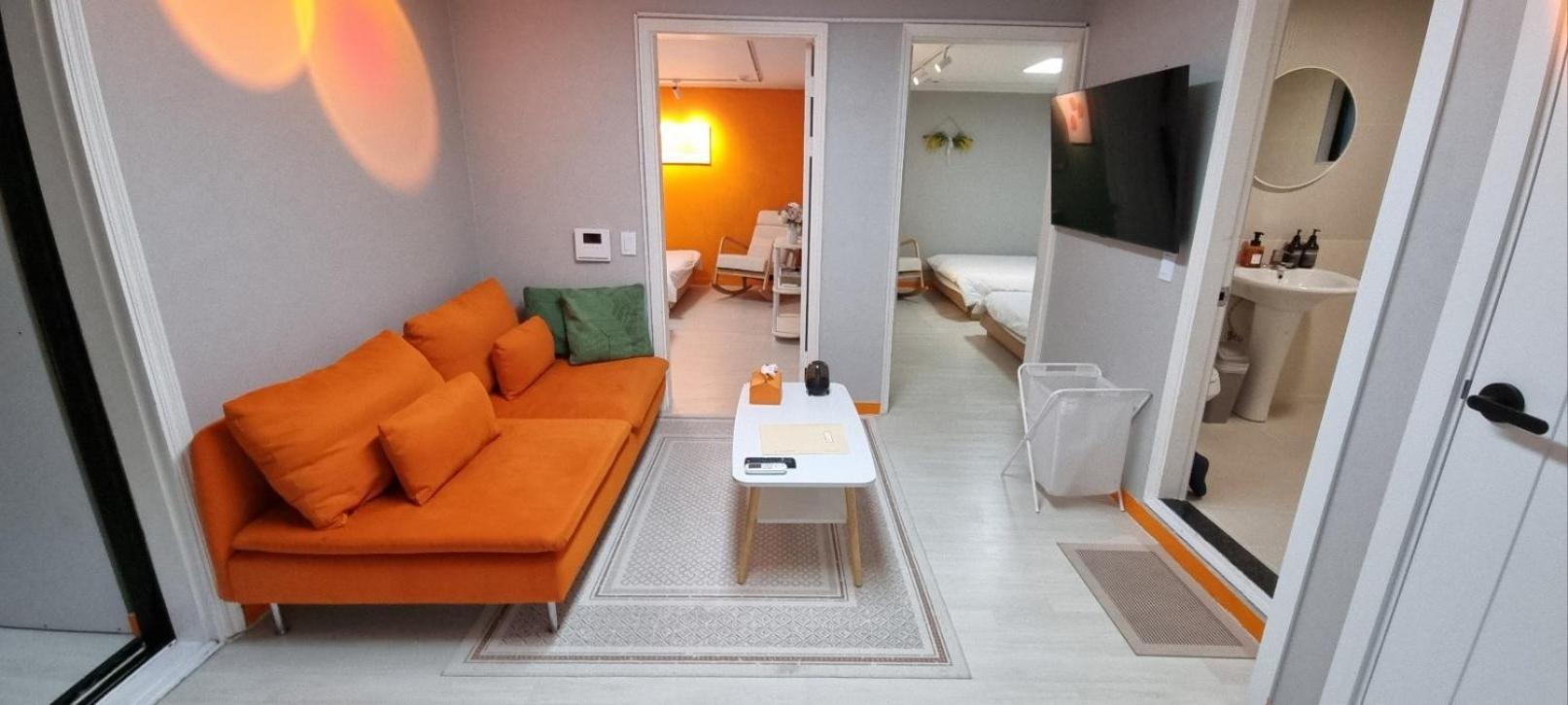 Villa Tangerine Hongdae Hongdae Street Hongik Station Yeontral Park 2 Minutes Dining Table For 8 People